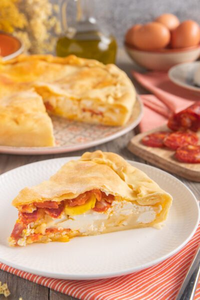 Torta salata lucana A'Ngornata a fette con ripieno di uova sode, formaggio e chorizo piccante