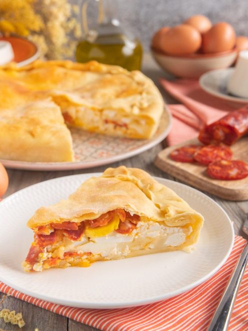 Torta salata lucana A'Ngornata a fette con ripieno di uova sode, formaggio e chorizo piccante