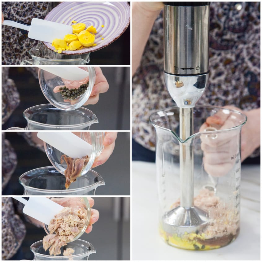 Tuorli sodi, tonno, capperi e acciughe frullati con il mixer a immersione per il ripieno delle uova