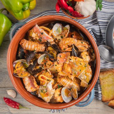 Brodetto alla termolese con scampi, cozze, vongole e filetti di pesce in brodetto al pomodoro