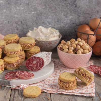 Deliziose salate farcite con patè di cacciatorino e granella di nocciole, con salame e nocciole accanto