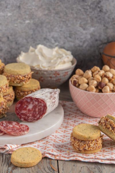 Deliziose salate farcite con patè di cacciatorino e granella di nocciole, con salame e nocciole accanto