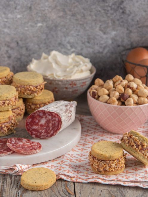 Deliziose salate farcite con patè di cacciatorino e granella di nocciole, con salame e nocciole accanto