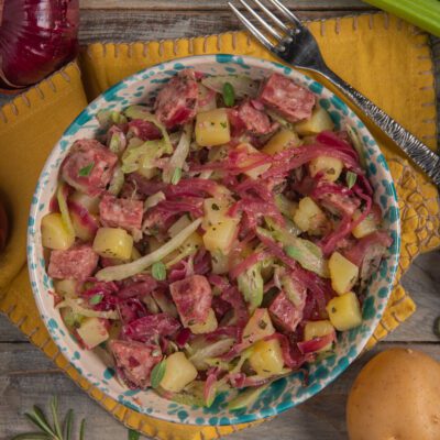 Insalata tiepida di patate con zampone a cubetti, sedano e cipolla rossa caramellata