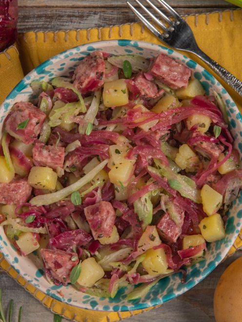 Insalata tiepida di patate con zampone a cubetti, sedano e cipolla rossa caramellata