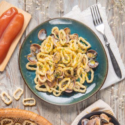 Lorighittas con vongole aperte, bottarga grattugiata e prezzemolo tritato