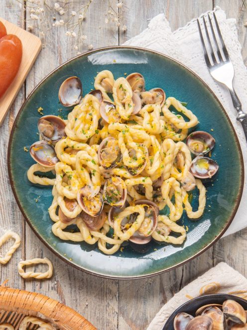 Lorighittas con vongole aperte, bottarga grattugiata e prezzemolo tritato