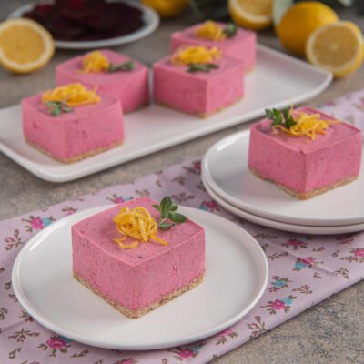 Mini cheesecake salate alla barbabietola tagliate a cubotti con base croccante e scorza di limone