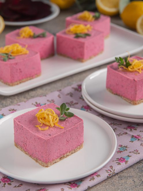 Mini cheesecake salate alla barbabietola tagliate a cubotti con base croccante e scorza di limone