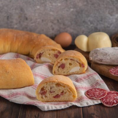 Pitta maniata tagliata a metà con provola e cacciatorino nell'impasto soffice e dorato