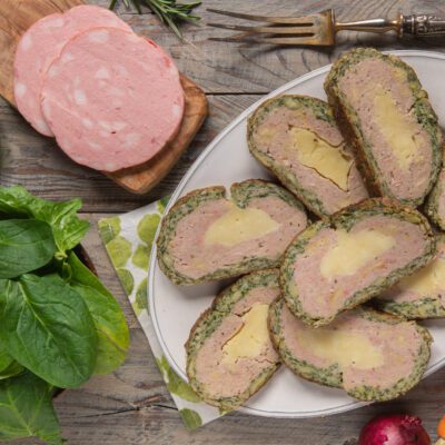 Polpettone bicolore agli spinaci e mortadella affettato, con cuore di provola filante