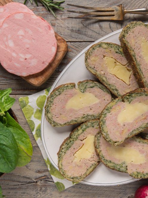 Polpettone bicolore agli spinaci e mortadella affettato, con cuore di provola filante