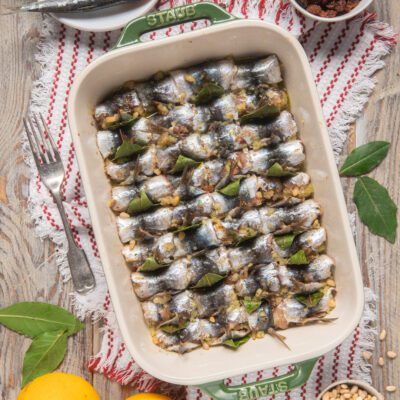 Sarde a beccafico arrotolate in teglia con foglie di alloro e pinoli