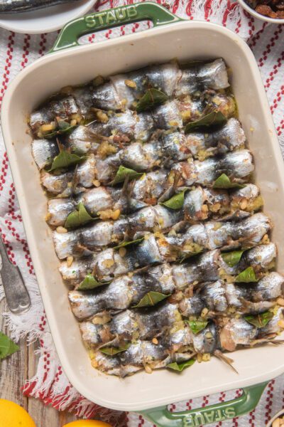 Sarde a beccafico arrotolate in teglia con foglie di alloro e pinoli