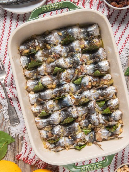 Sarde a beccafico arrotolate in teglia con foglie di alloro e pinoli
