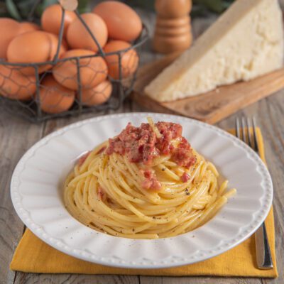 Spaghettoni alla carbonara di cotechino con ragù di carne e pepe nero