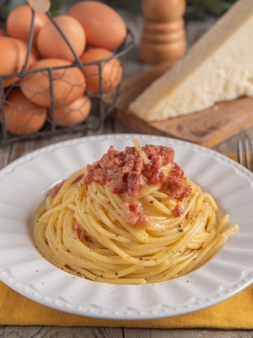 Spaghettoni alla carbonara di cotechino con ragù di carne e pepe nero