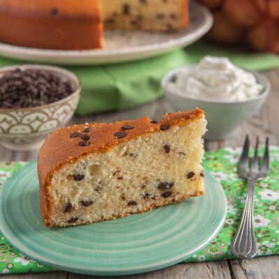 Torta alla vaniglia e cioccolato in fetta, con gocce di cioccolato distribuite nell'impasto soffice