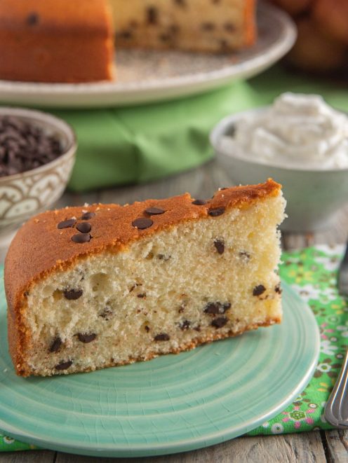 Torta alla vaniglia e cioccolato in fetta, con gocce di cioccolato distribuite nell'impasto soffice