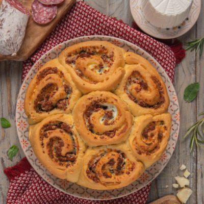 Torta di rose con cacciatorino, ricotta e formaggio appena sfornata, con spirali dorate e ripiene ben visibili