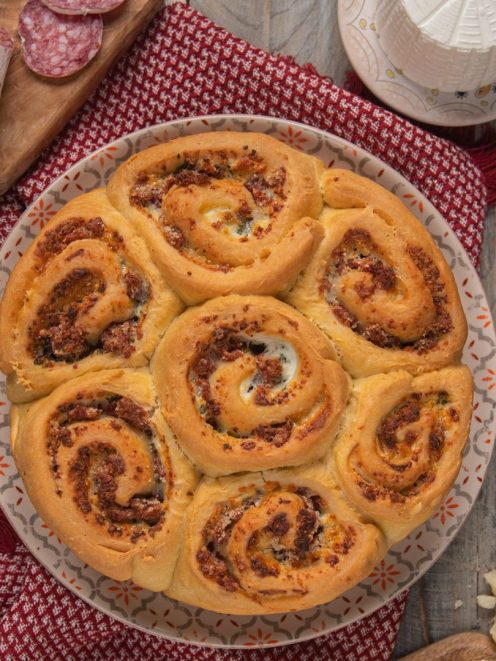Torta di rose con cacciatorino, ricotta e formaggio appena sfornata, con spirali dorate e ripiene ben visibili