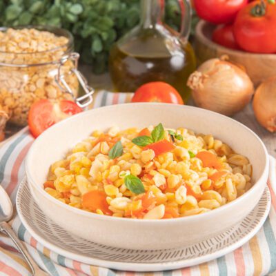 Cavatelli con la cicerchia al sugo di pomodoro a pezzi, guarniti con foglie di basilico fresco