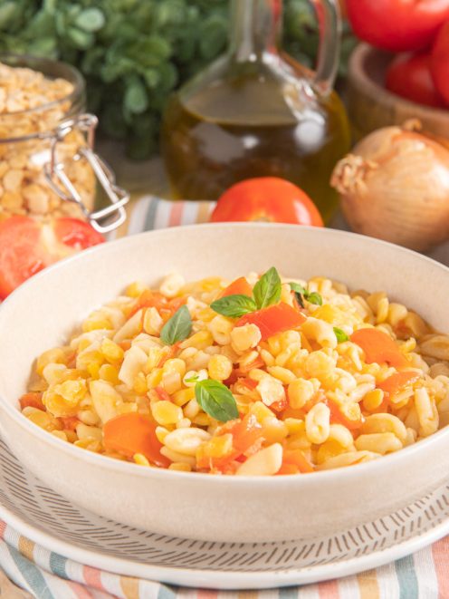 Cavatelli con la cicerchia al sugo di pomodoro a pezzi, guarniti con foglie di basilico fresco