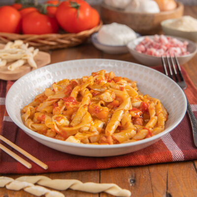 Fusilli al ferretto alla napoletana con sugo di pomodoro, cipolla e pezzi di mozzarella