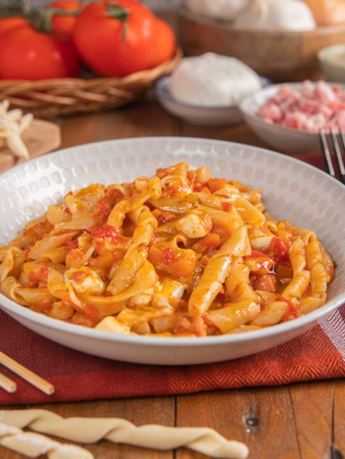 Fusilli al ferretto alla napoletana con sugo di pomodoro, cipolla e pezzi di mozzarella