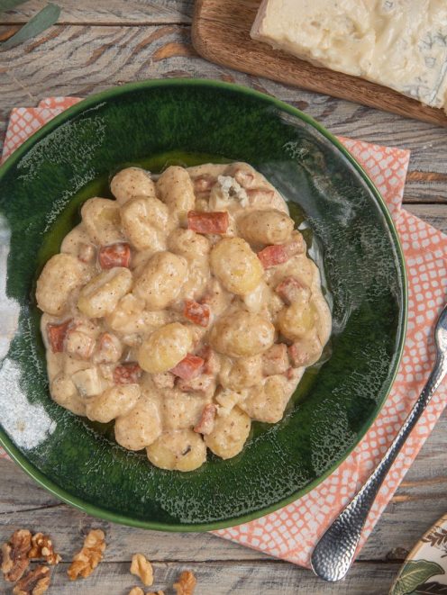 Gnocchi con sugo di noci, gorgonzola e mortadella in cremosa salsa ai formaggi con cubetti di salume