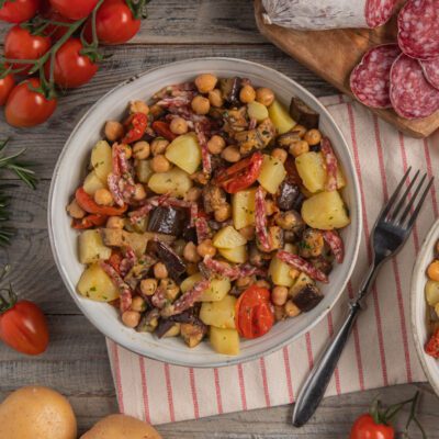 Insalata di ceci con patate, melanzane, pomodorini e fette di cacciatorino alle erbe