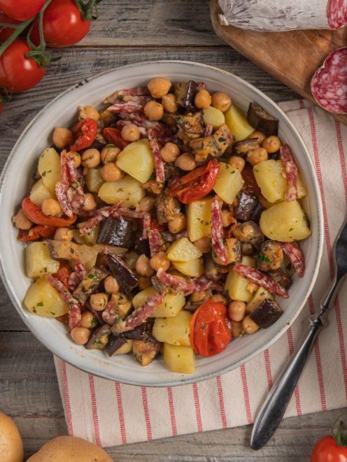Insalata di ceci con patate, melanzane, pomodorini e fette di cacciatorino alle erbe