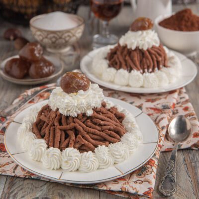 Mont Blanc con vermicelli di marroni, ciuffi di panna montata e marron glacé in cima
