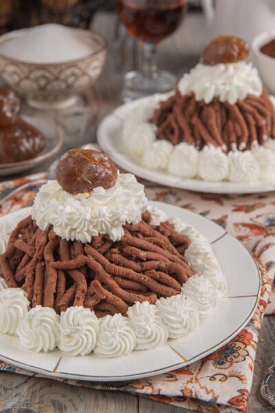 Mont Blanc con vermicelli di marroni, ciuffi di panna montata e marron glacé in cima
