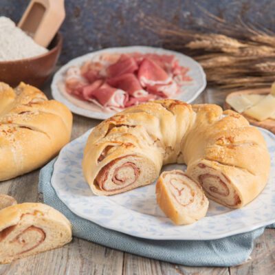 Pane di San Petronio a corona tagliato, con la farcitura di salume arrotolato ben visibile all'interno