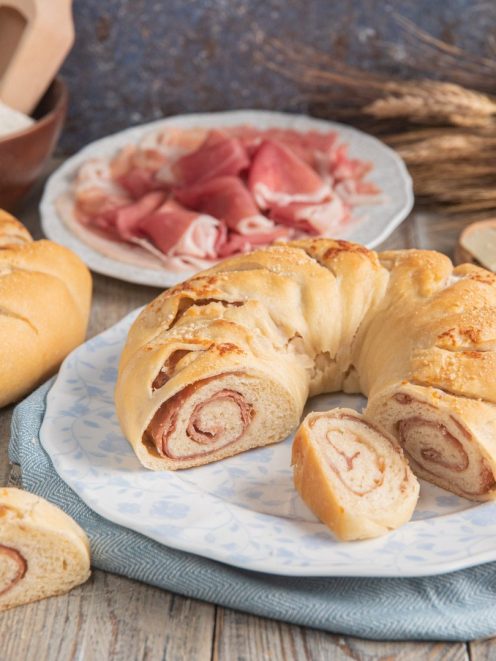 Pane di San Petronio a corona tagliato, con la farcitura di salume arrotolato ben visibile all'interno