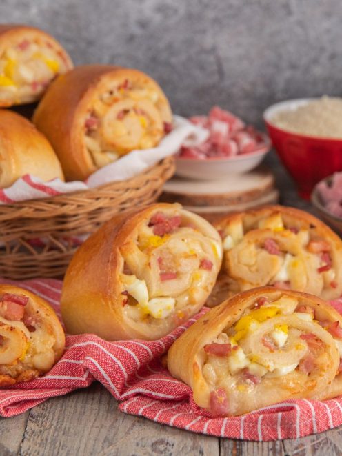 Panini napoletani dorati a spirale ripieni di salame, prosciutto cotto a cubetti e formaggio fuso