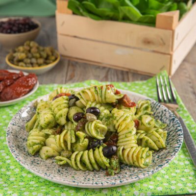 Pasta con crema di insalata, pomodori secchi, capperi e olive