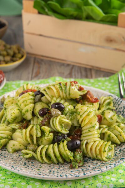 Pasta con crema di insalata, pomodori secchi, capperi e olive