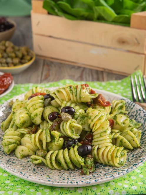 Pasta con crema di insalata, pomodori secchi, capperi e olive