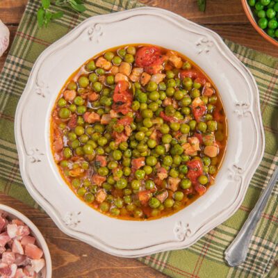 Pisellata alla maceratese con piselli, pomodoro e guanciale a cubetti in un sugo denso