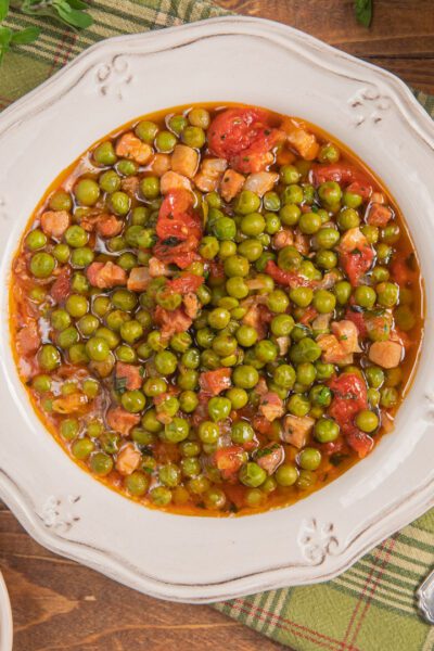 Pisellata alla maceratese con piselli, pomodoro e guanciale a cubetti in un sugo denso