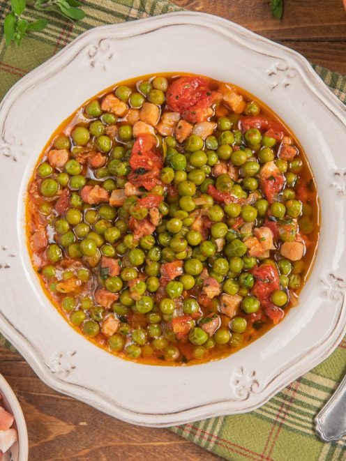 Pisellata alla maceratese con piselli, pomodoro e guanciale a cubetti in un sugo denso