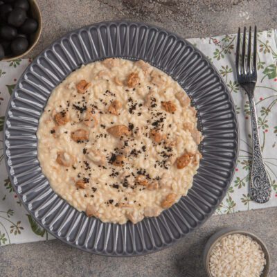 Risotto con coriandoli di vitello al marsala, robiola e polvere di olive servito all'onda