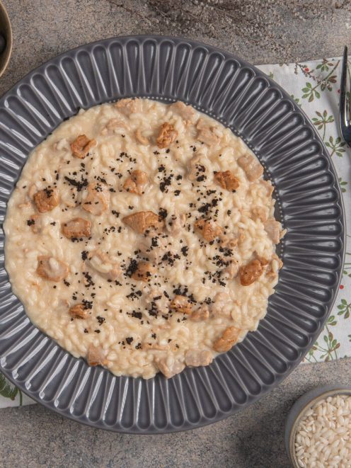 Risotto con coriandoli di vitello al marsala, robiola e polvere di olive servito all'onda