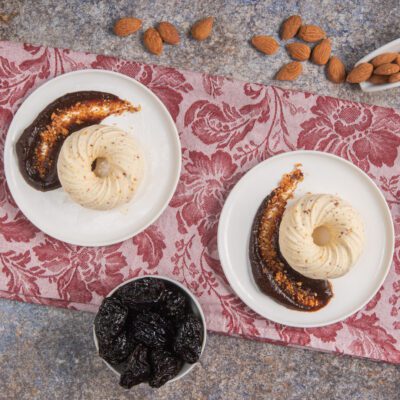 Semifreddo alla vaniglia con pralinato di mandorle e salsa alle prugne servito in due porzioni