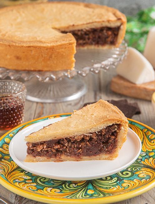 Sfoglio delle Madonie con ripieno di cioccolato e frutta secca, una fetta servita in primo piano