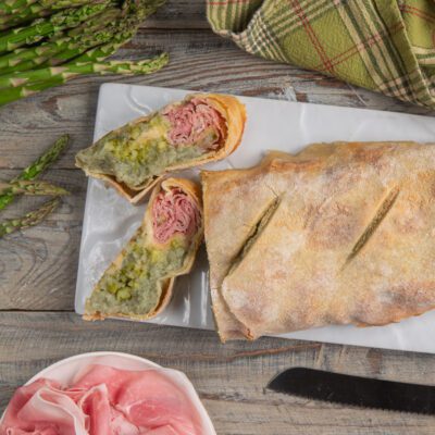 Strudel salato con asparagi affettato, con ripieno di crema di asparagi e mortadella arrotolata