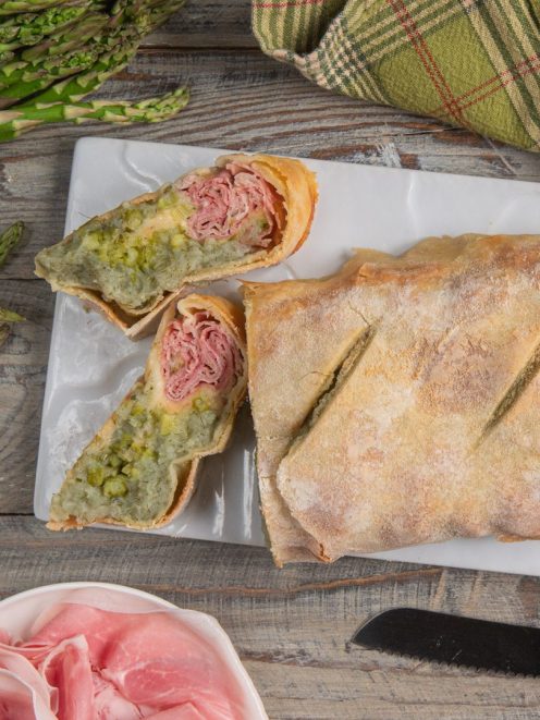 Strudel salato con asparagi affettato, con ripieno di crema di asparagi e mortadella arrotolata