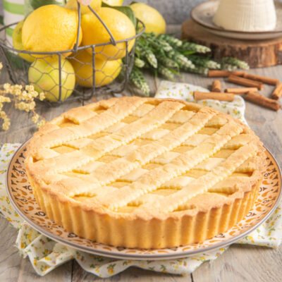 Torta di ricotta lucana con reticolo di pasta frolla dorata e ripieno cremoso